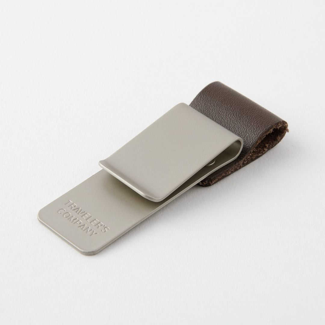 TRAVELER's notebook Pen Holder Brown 016 M - TRAVELER'S COMPANY