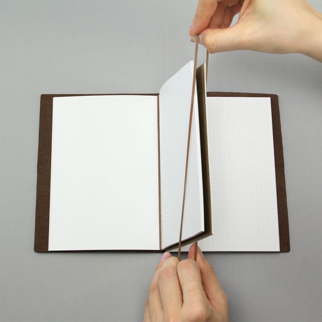 TRAVELER'S notebook Passport Size Refill 011 Connecting Rubber Band - TRAVELER'S COMPANY